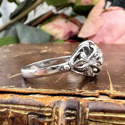 Anello in oro bianco 18 kt con diamante Old Mine Cut e rosette di diamante, Italia, Alessandria, circa 1935