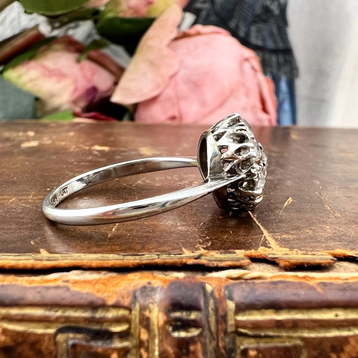 Anello a margherita con diamanti antichi old mine in oro bianco 18 kt e platino, Europa, circa 1920