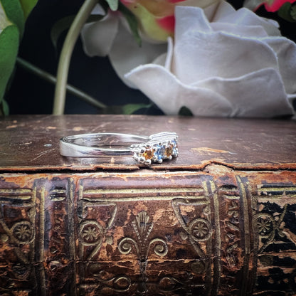 Anello vintage in oro bianco 18 ct con topazi azzurri e quarzi citrini Madera Vintage 18K White Gold Ring with Blue Topaz and Madeira Citrine Quartz