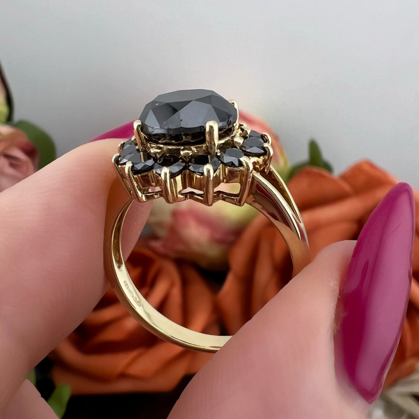 Anello a grande margherita vintage in oro giallo 18 kt e diamanti neri per 2.95 carati