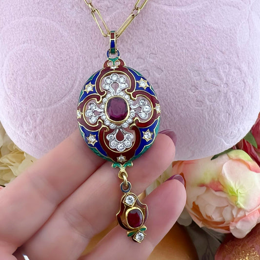 Collana con grande pendente oro 18K, rubini, diamanti e smalti a fuoco. Italia c. 1970