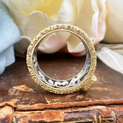 Anello vintage a fascia traforata in oro 18 carati con smeraldo e diamanti