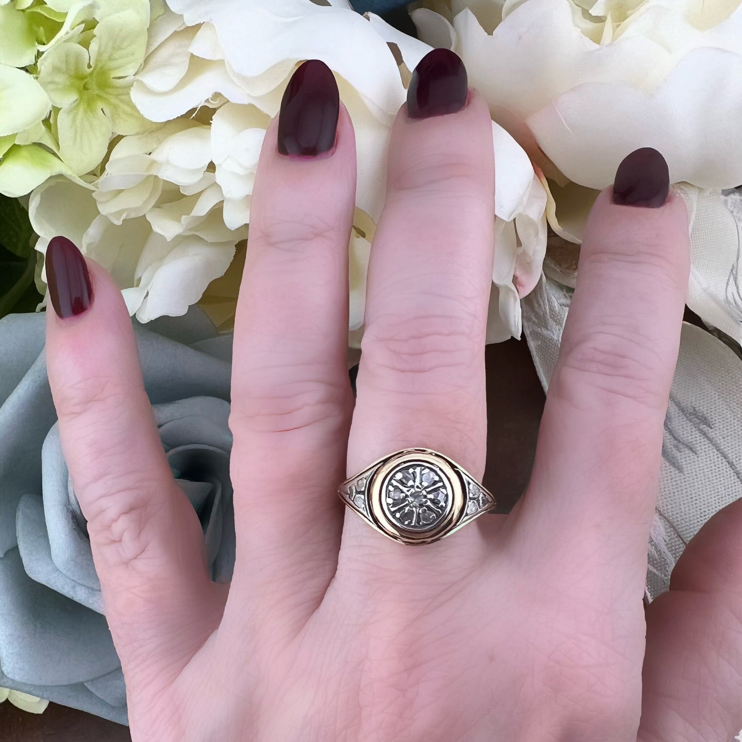 Anello toppa/Margherita in oro 18k e diamanti a rosetta. Primi ‘900