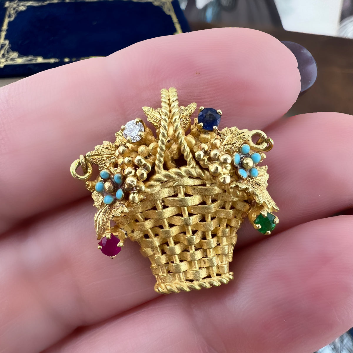 Ciondolo a cestello fiorito in oro 18 k con pietre preziose – Italia, 1948-1968