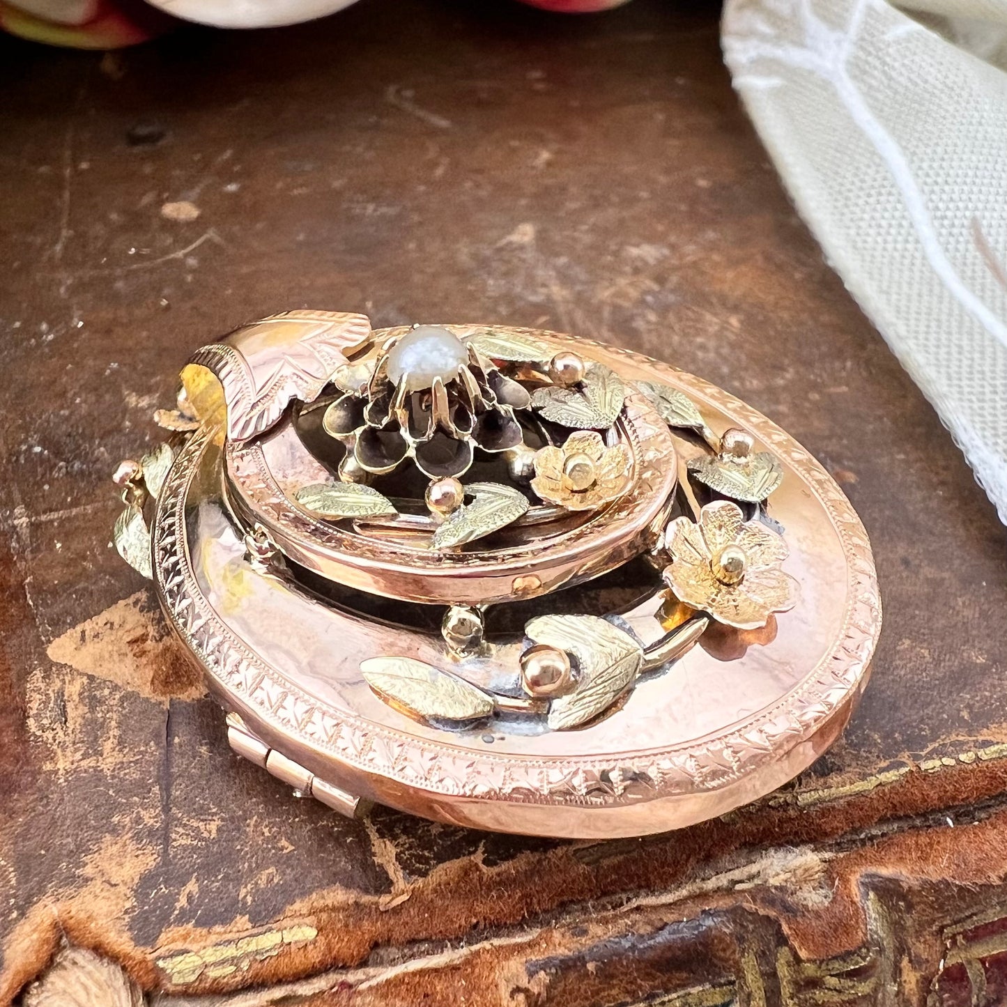 Pendente/spilla borbonico in oro giallo e rosa 18k con perlina centrale – Italia preunitaria, metà XIX secolo