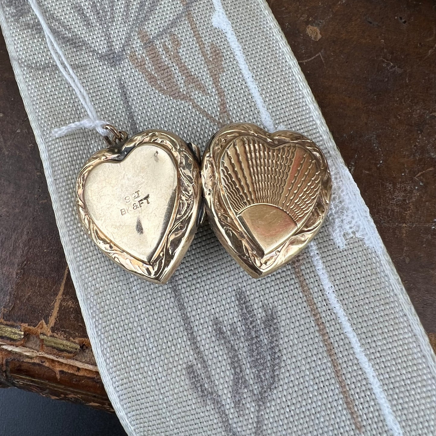 N. 01 - Locket anni ‘30 - 9ct back & front sole nascente