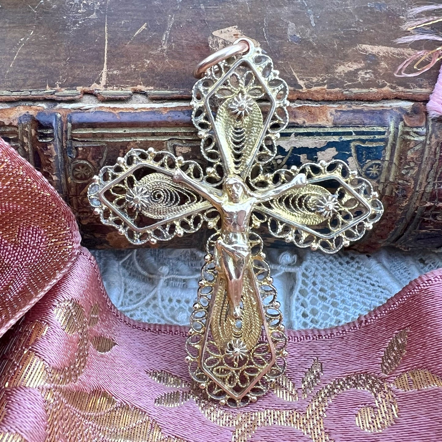 Croce in filigrana d’oro primi ‘900