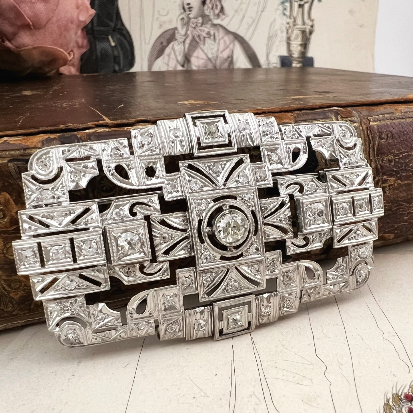 Grande spilla Art Déco in platino e diamanti. 1920-30
