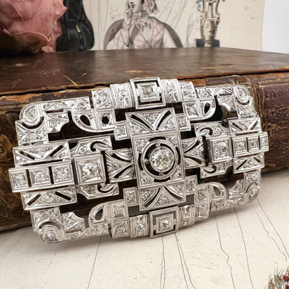 Grande spilla Art Déco in platino e diamanti. 1920-30