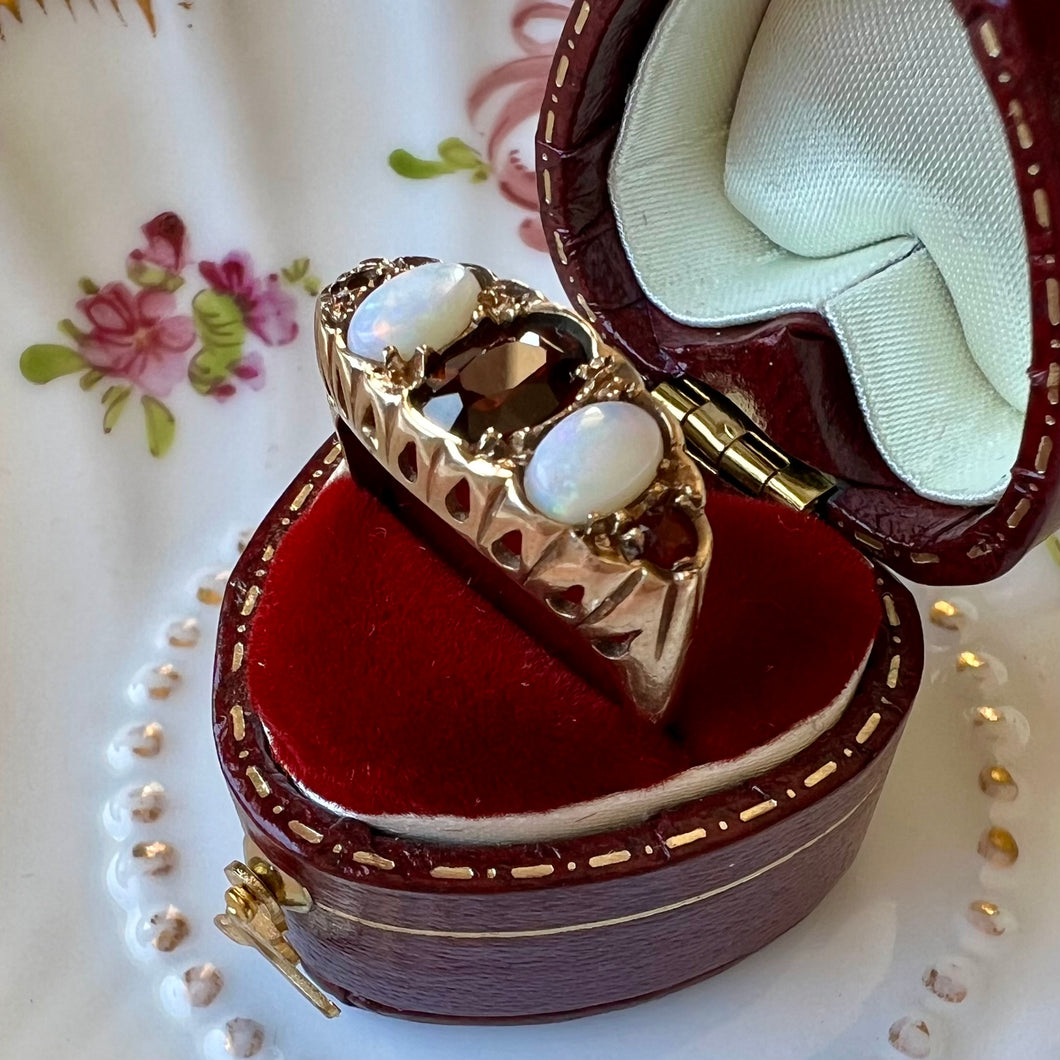 Anello vintage con opali e granati