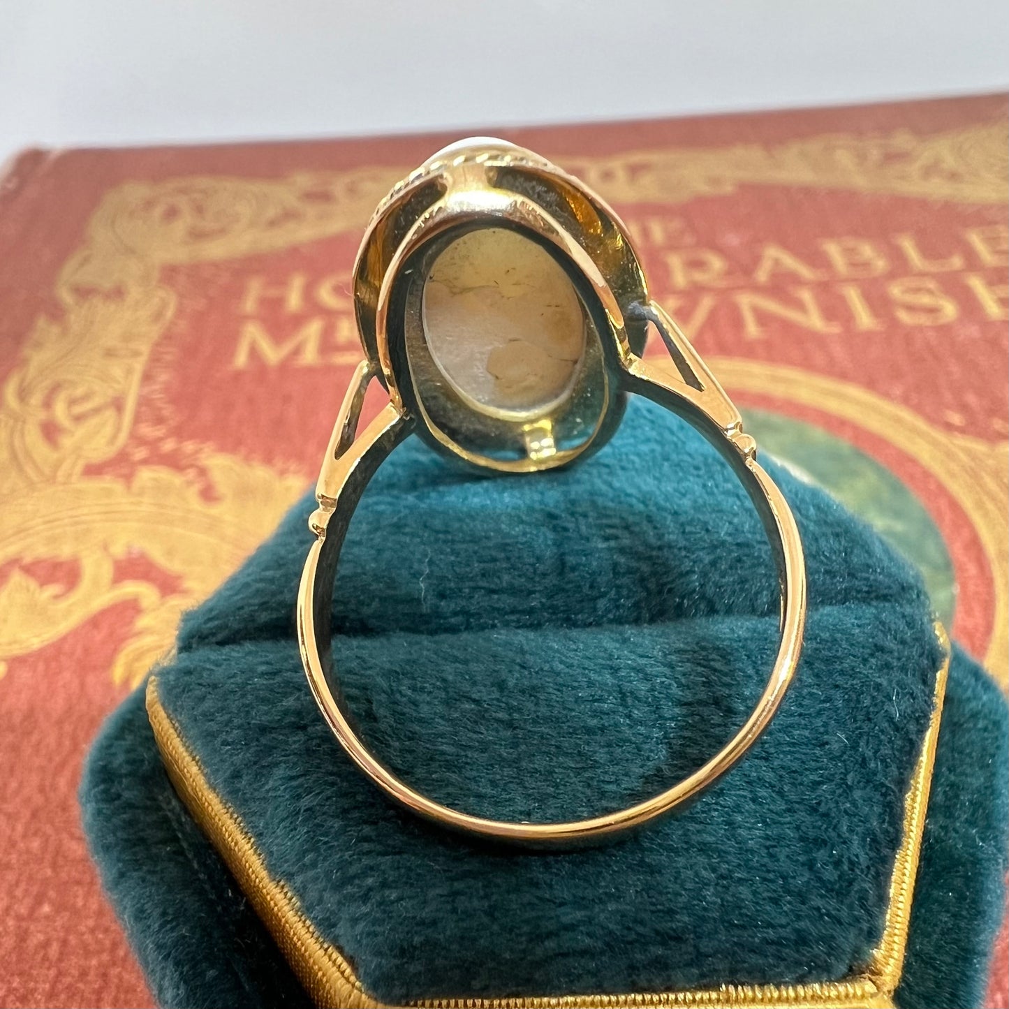 Anello in oro 18 carati con corallo bianco rosato giapponese