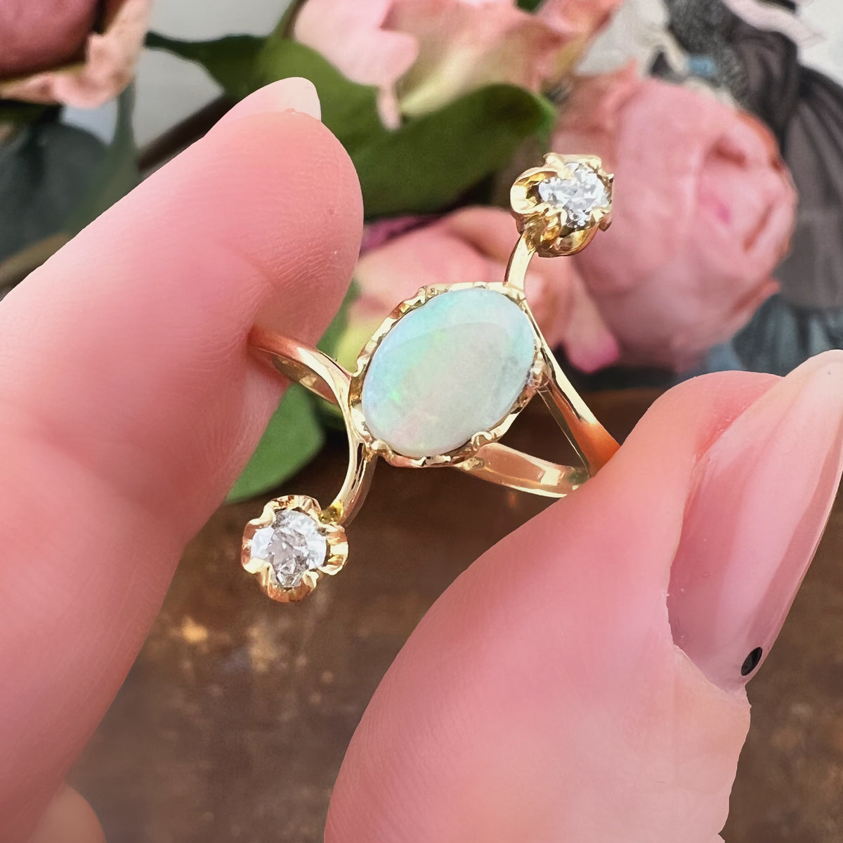 Anello ramo fiorito con opale d’archivio e diamanti antichi – creazione in oro 18 kt - pezzo unico