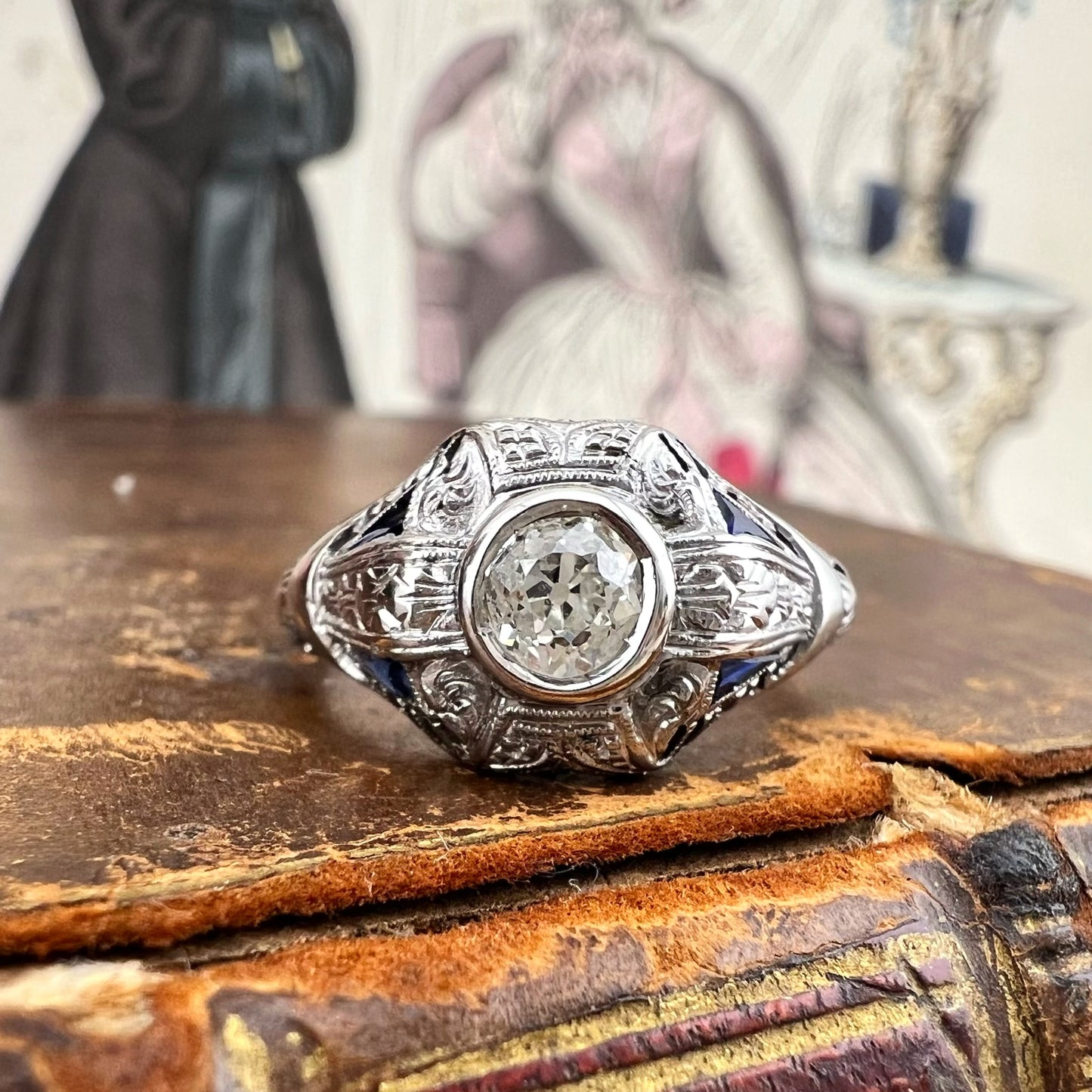 Anello Art Déco in platino con diamante Old Mine e zaffiri naturali. Italia c. 1920-30