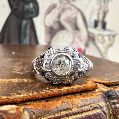 Anello Art Déco in platino con diamante Old Mine e zaffiri naturali. Italia c. 1920-30