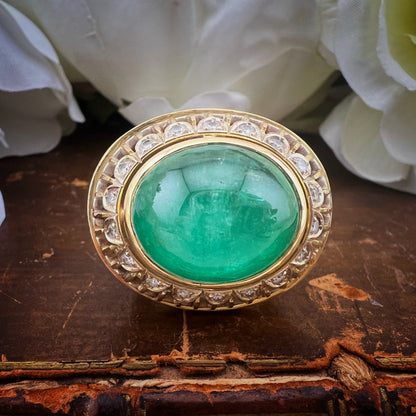 Imponente smeraldo cabochon da 20 ct su oro 18 ct e diamanti