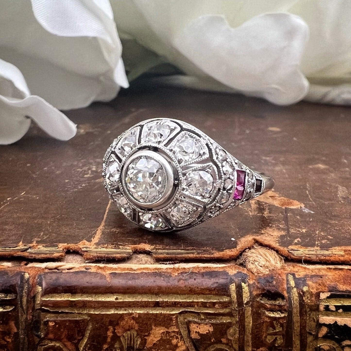 Anello anni ‘20-‘30 in platino con diamanti old mine ct 1.60 totali e rubini