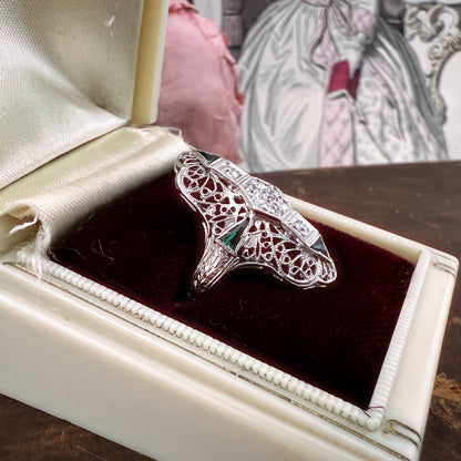 Anello Art Déco in oro bianco 18k con diamanti e smeraldi – pezzo unico d’epoca con scatola originale.