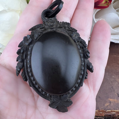 Mourning locket in vulcanite di epoca vittoriana