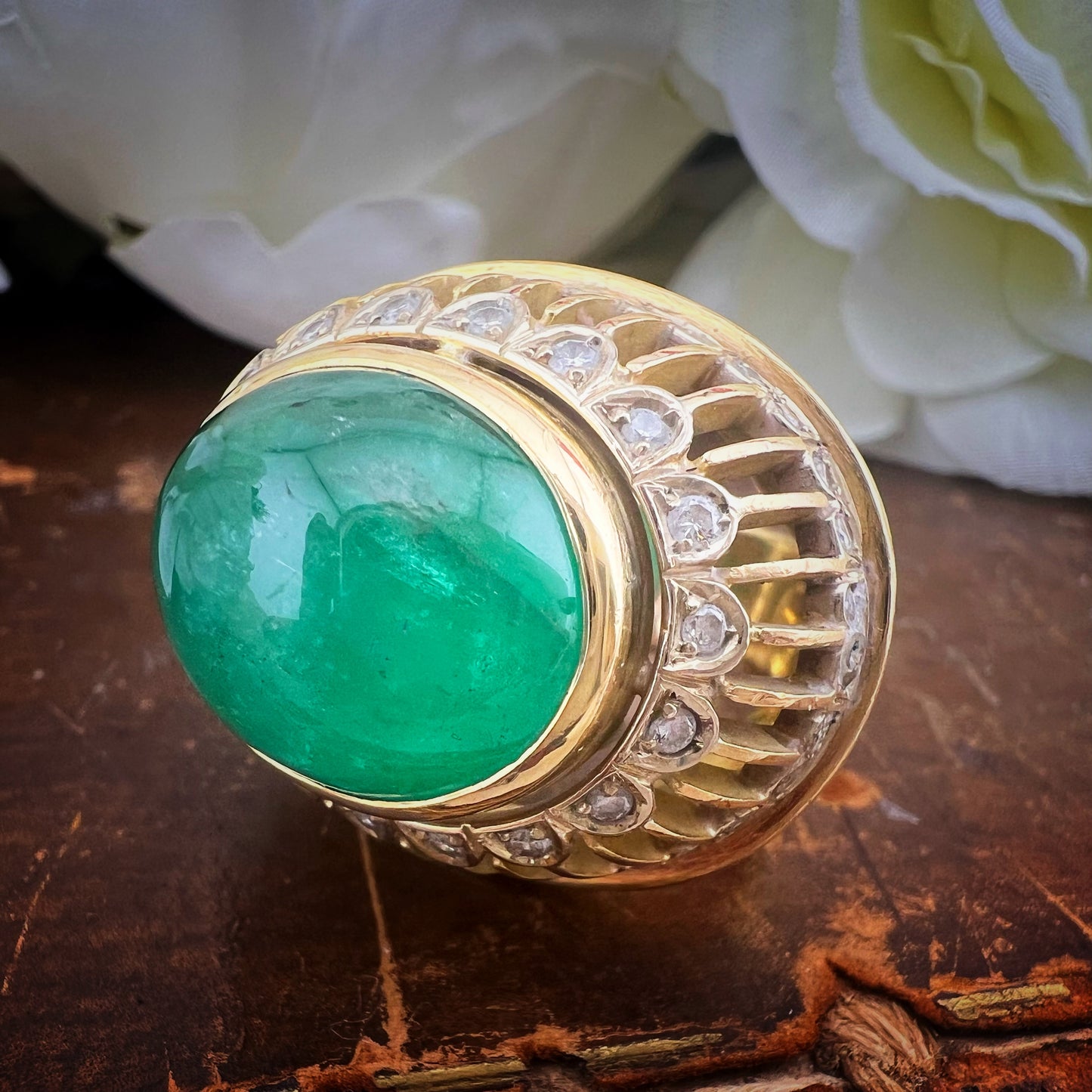 Imponente smeraldo cabochon da 20 ct su oro 18 ct e diamanti