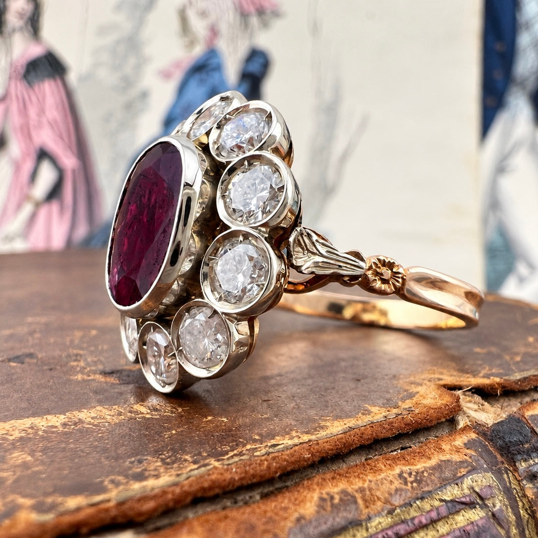 Grande anello a margherita con rubino da 3 ct e diamanti per 2 ct in oro 18k – Italia, anni ’60
