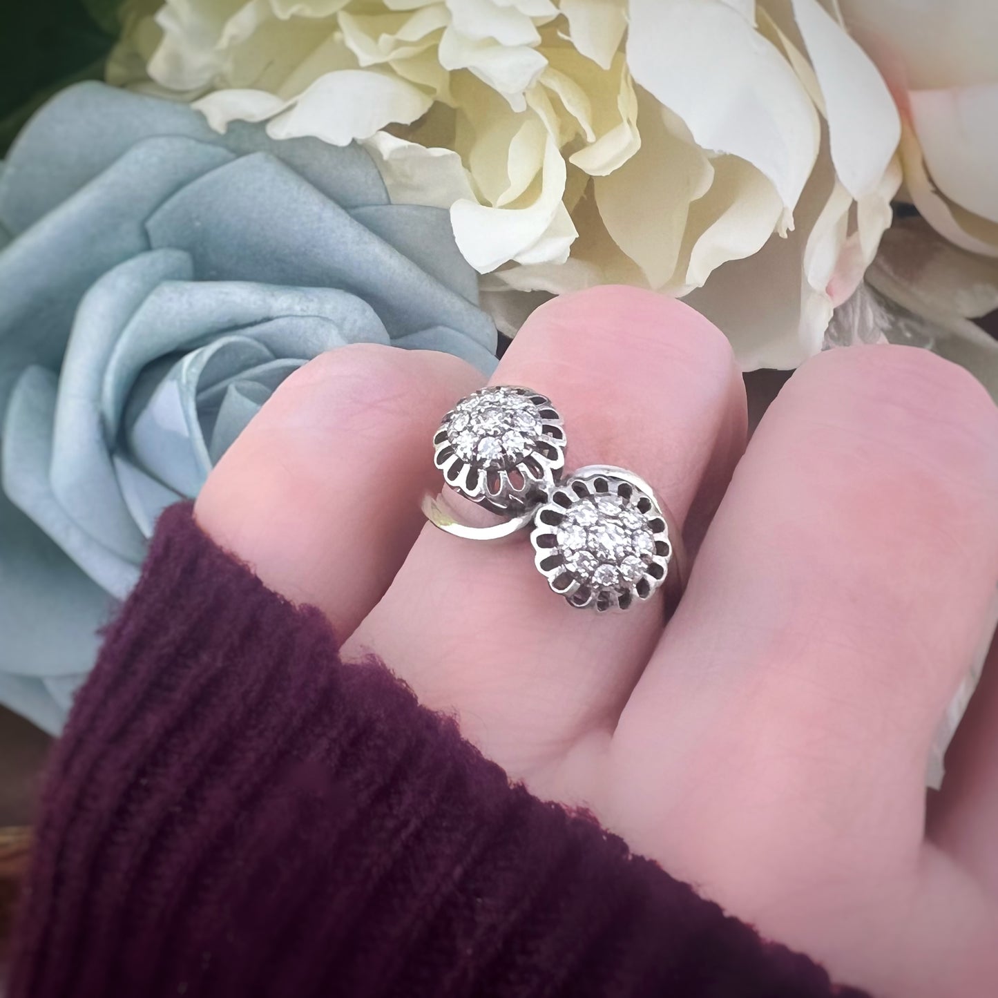 Anello contrariè con margherite di diamanti, oro bianco 18k