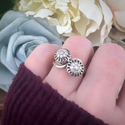 Anello contrariè con margherite di diamanti, oro bianco 18k