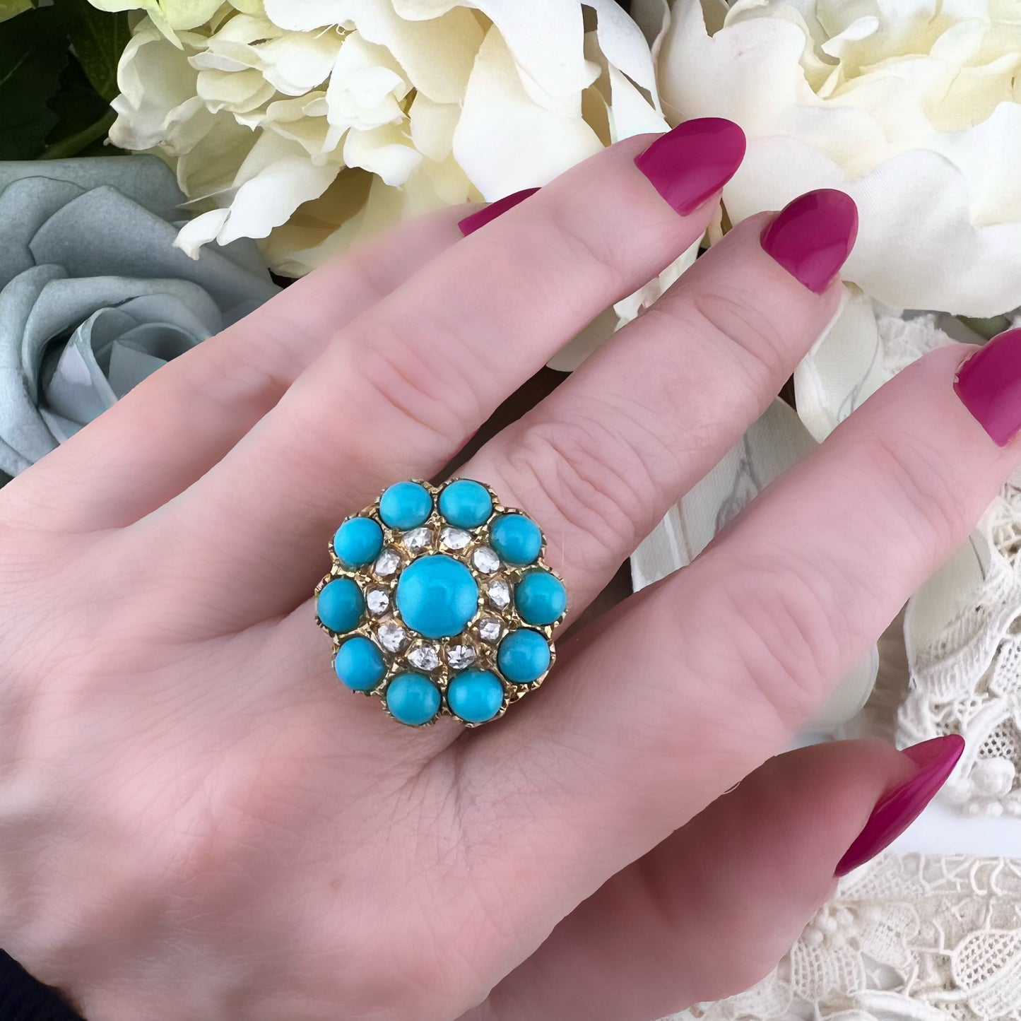 Grande anello a grappolo “Cluster” vittoriano con turchesi cabochon e diamanti “a notte”
