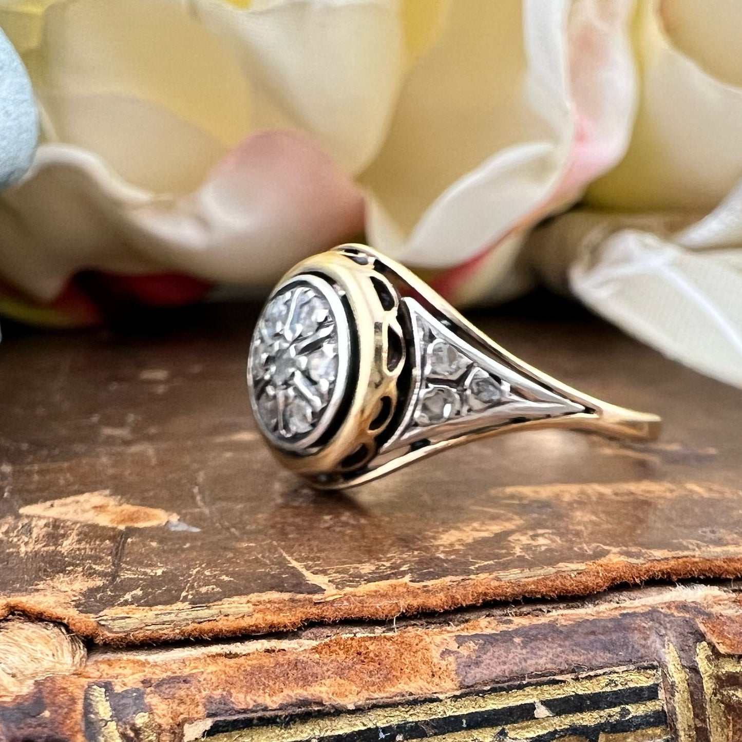 Anello toppa/Margherita in oro 18k e diamanti a rosetta. Primi ‘900