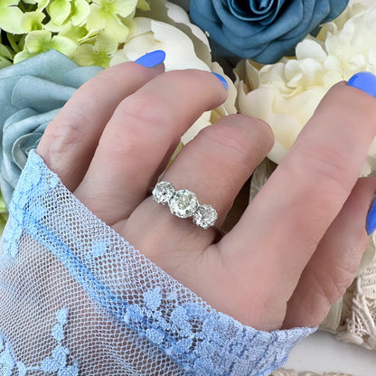 Anello trilogy in platino con diamanti old mine cut - circa 1910-20