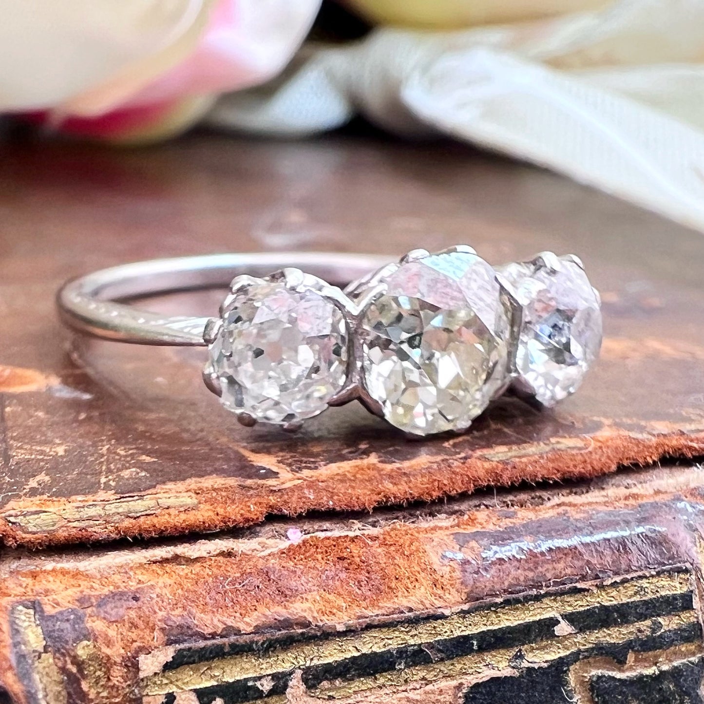 Anello trilogy in platino con diamanti old mine cut - circa 1910-20