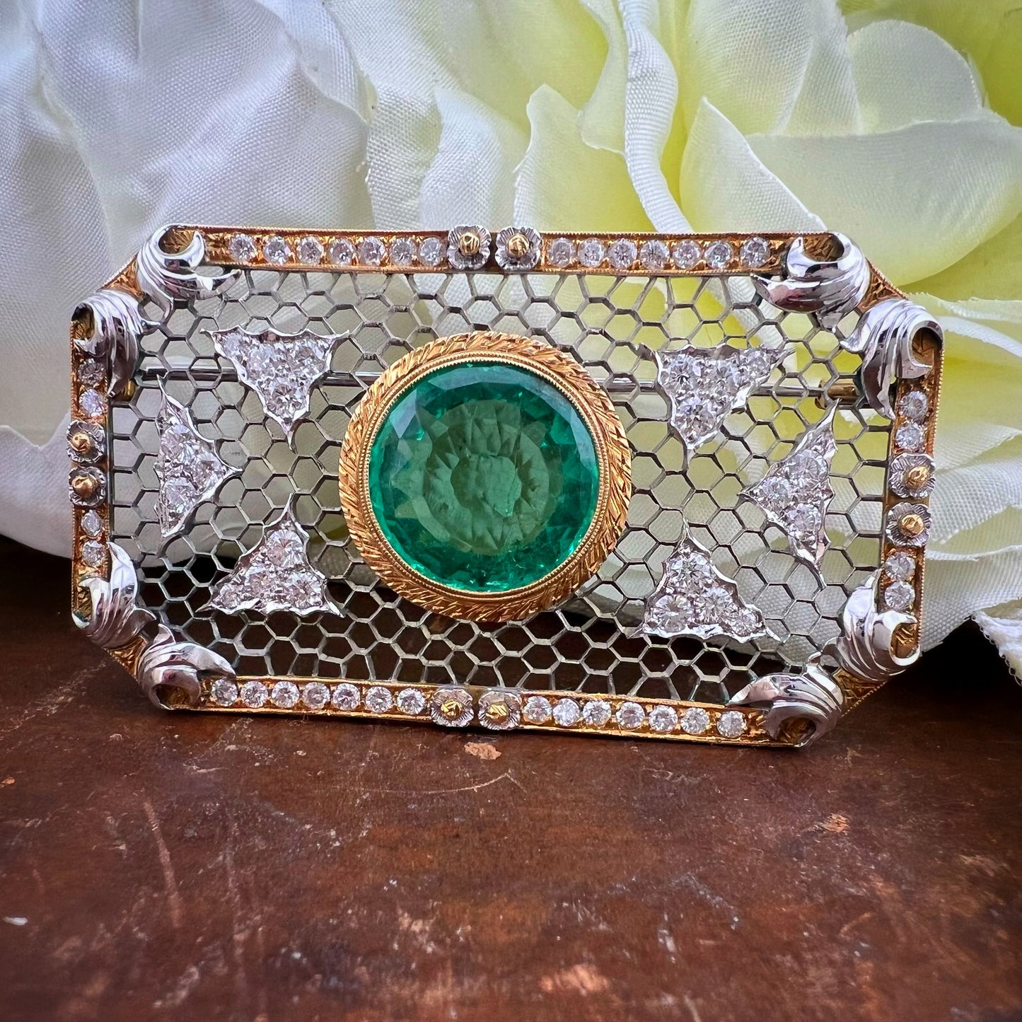 Rara e importante spilla Art Déco con smeraldo colombiano da 7 carati