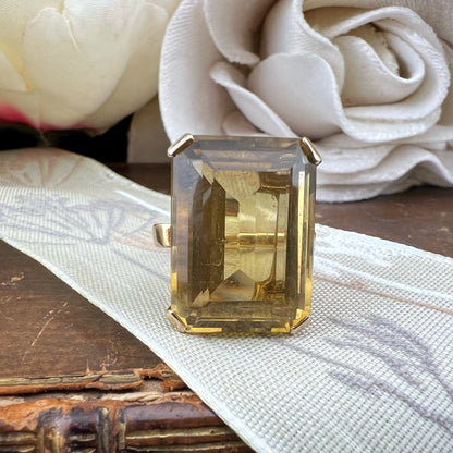 Anello cocktail con citrino taglio smeraldo – Londra, 1962