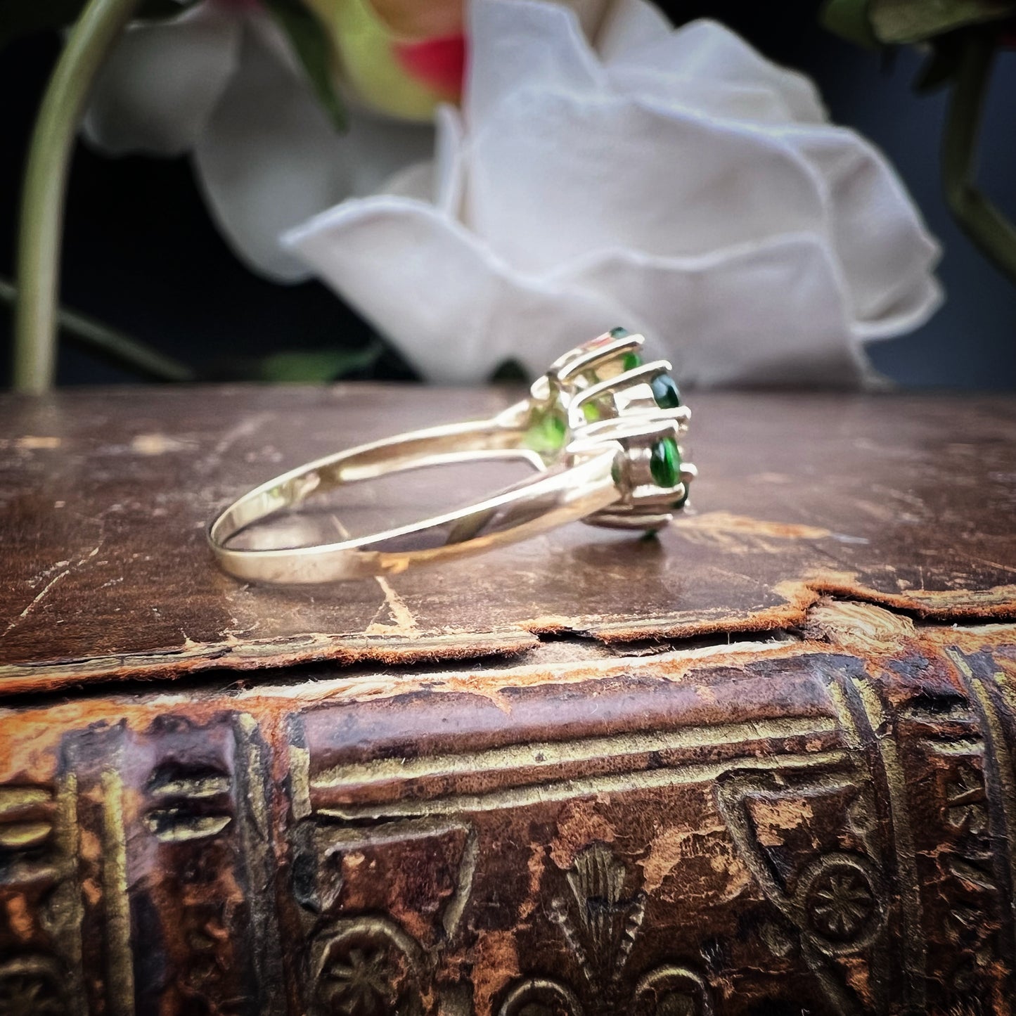 Anello vintage a margherita in oro giallo e cromodiopside