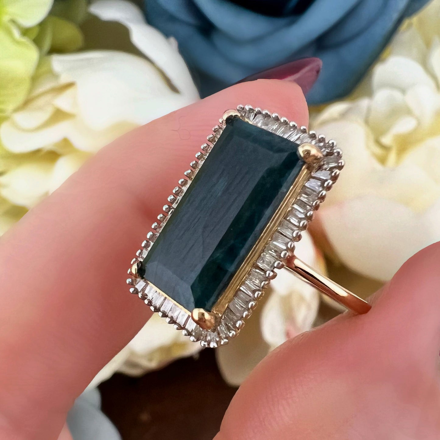 Anello in oro con grandidierite e diamanti baguette