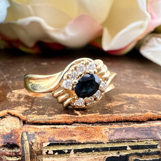 Anello con zaffiro e diamanti in oro giallo 14 ct