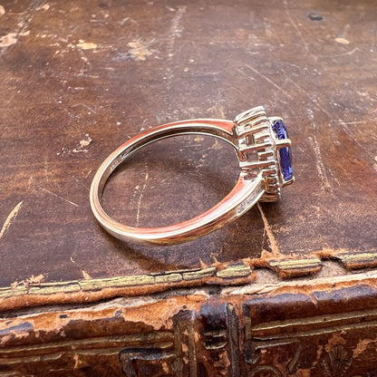 Anello vintage a margherita con tanzanite e diamanti baguette in oro giallo