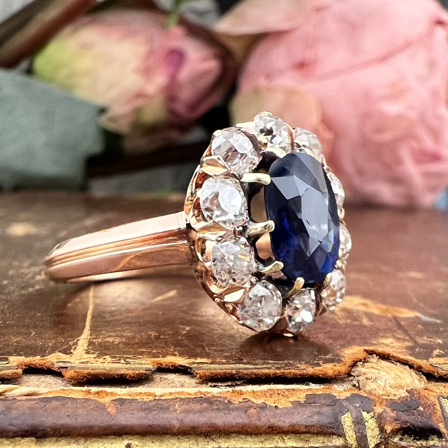 Anello Margherita Belle Époque con Zaffiro Naturale e Diamanti Old Mine | Fine XIX - Inizio XX secolo