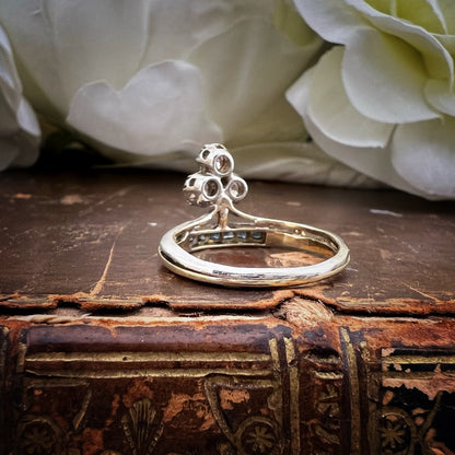 Anello “Memoria di Due Epoche” – Oro bianco e giallo 9 ct, Diamanti Old Mine e Zaffiri naturali