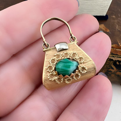 Pendente reversibile a borsetta in oro 18k con corniola e agata verde – Italia, anni ’60