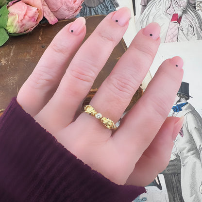 Anello anni ’30 con due felini, rubini e diamanti in oro 18K