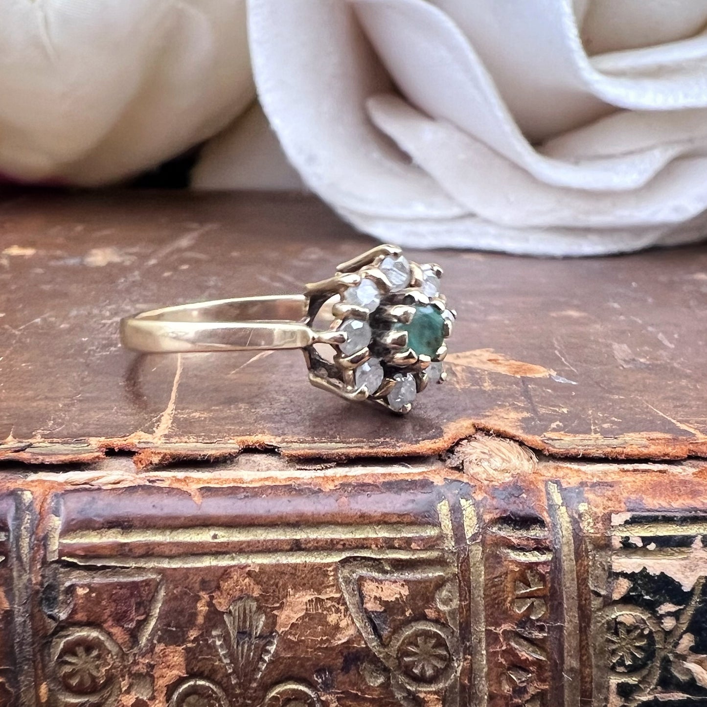 Anello Margherita in oro giallo con smeraldo e diamanti (Londra, 1979)