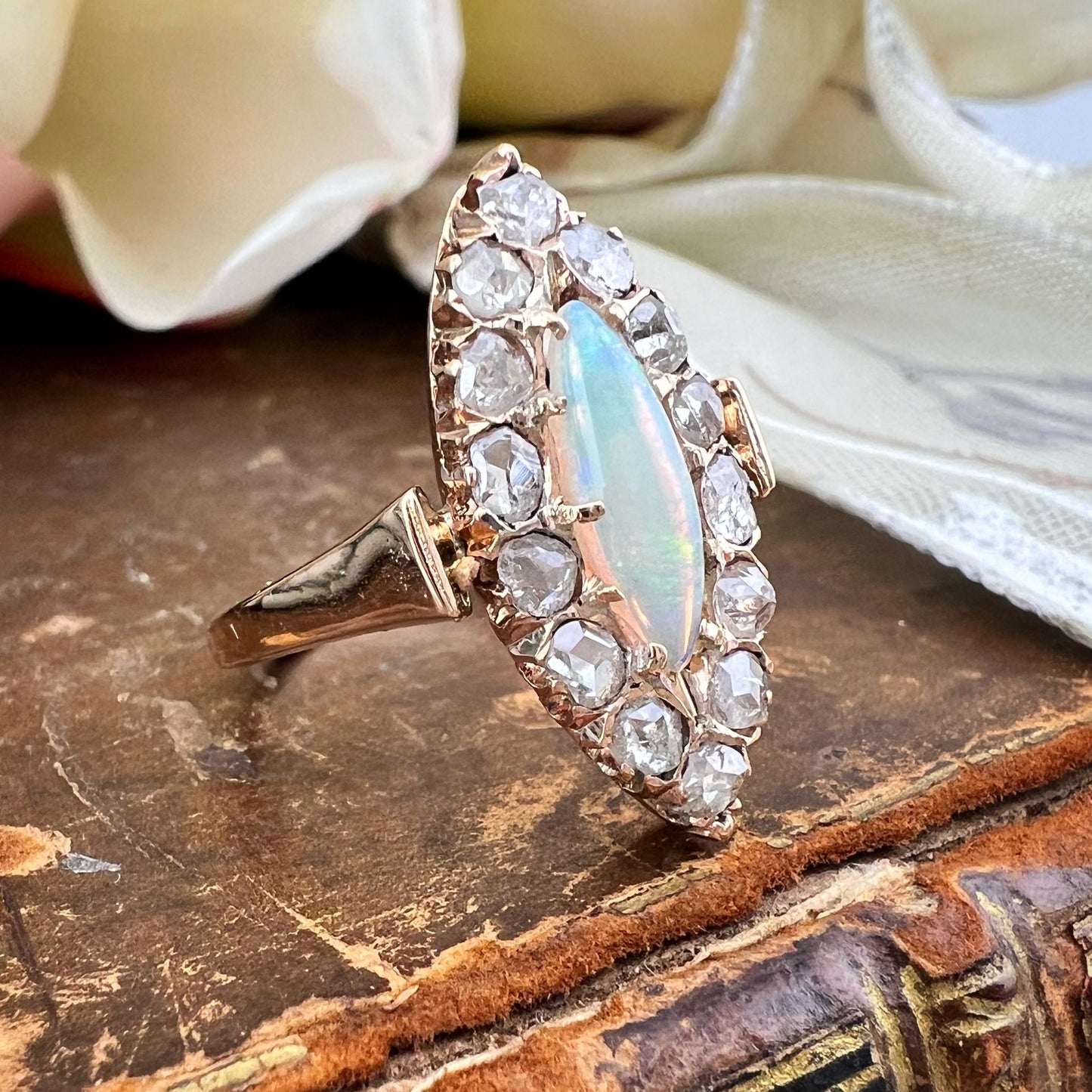 Anello Figaro oro 18k con Opale Australiano e Diamanti – Primi ‘900