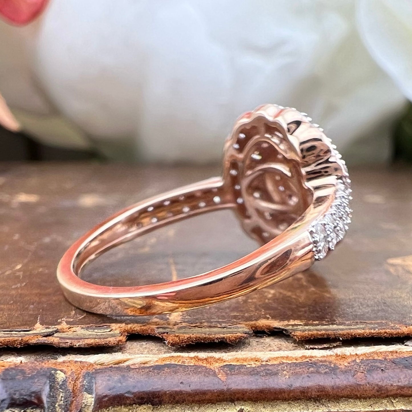 Anello vintage in oro 9k e diamanti bianchi e brown.