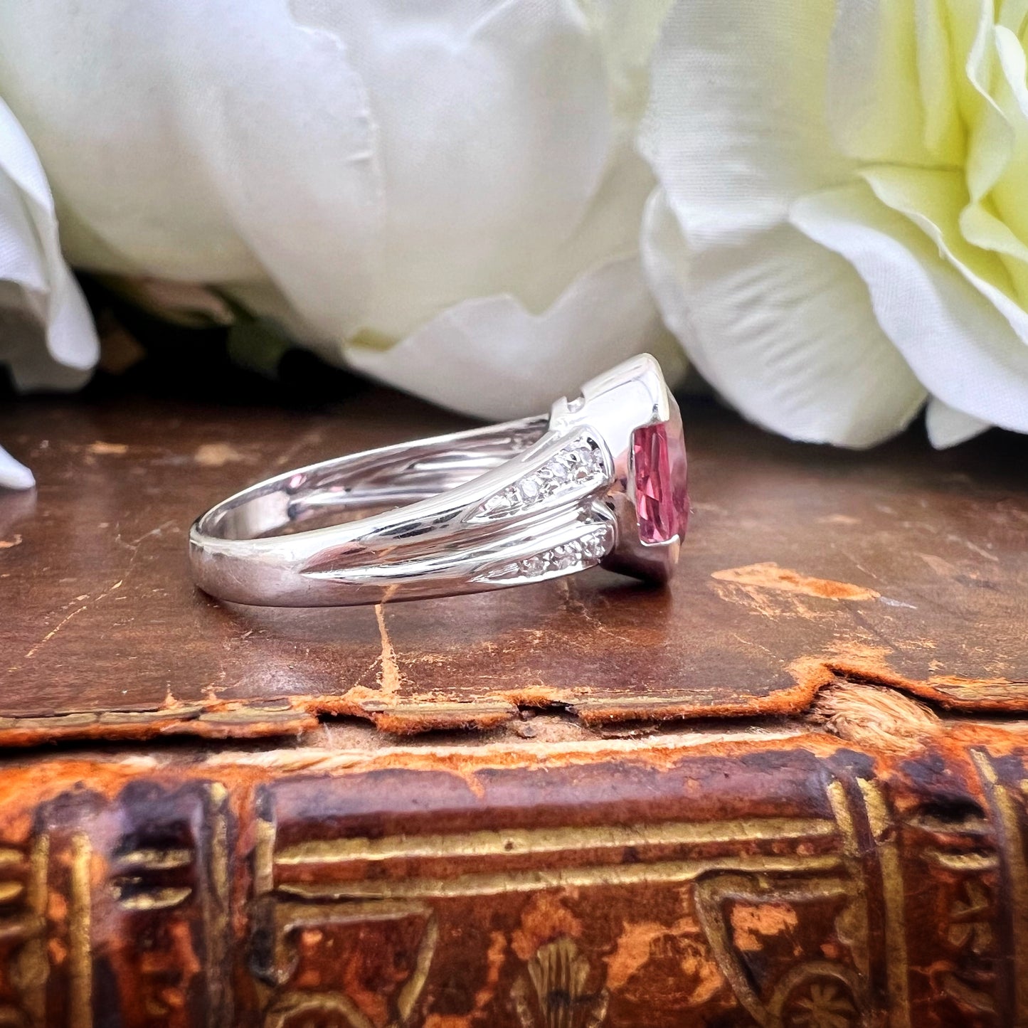 Anello con tormalina, diamanti, oro bianco 18 ct