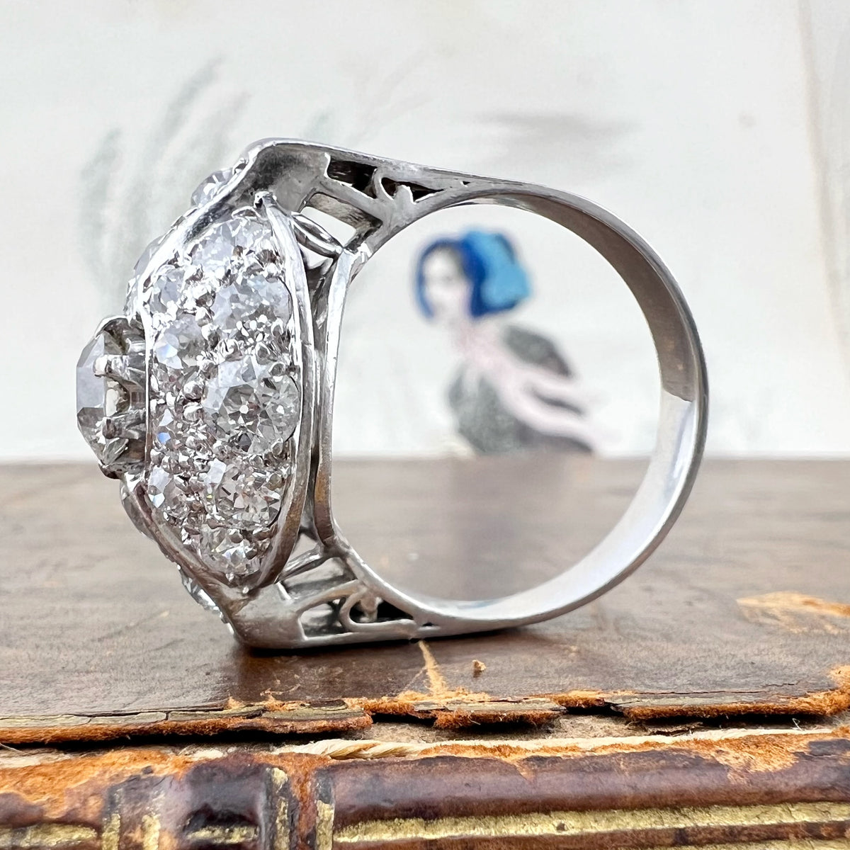 Anello a cupola Art Déco in platino con oltre 4 carati di diamanti – 1920-1940
