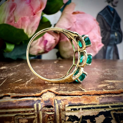 Anello Trilogy Italiano in Oro 18 kt con Smeraldi Naturali Brasiliani e Diamanti.
