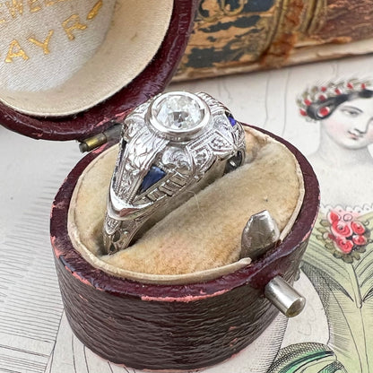 Anello Art Déco in platino con diamante Old Mine e zaffiri naturali. Italia c. 1920-30