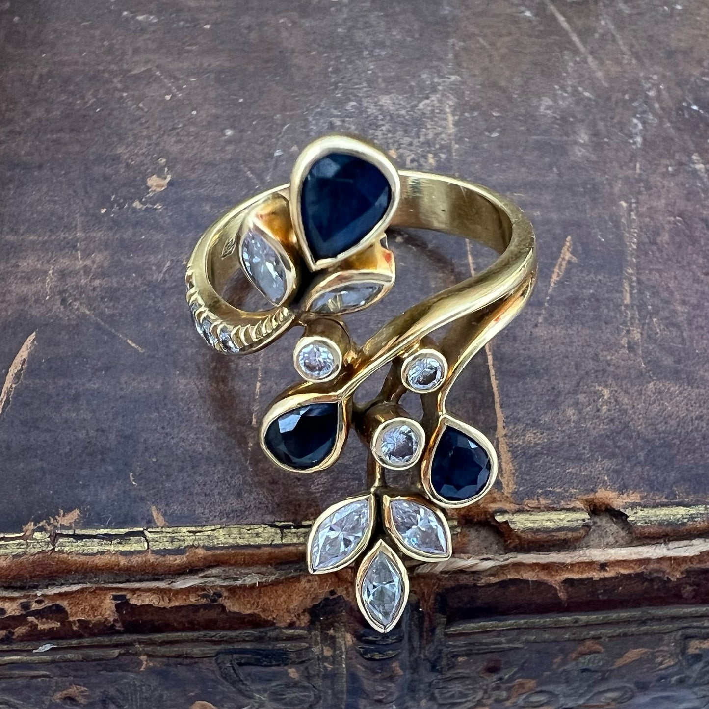 Anello a ramage verticale in oro 18k zaffiri e diamanti