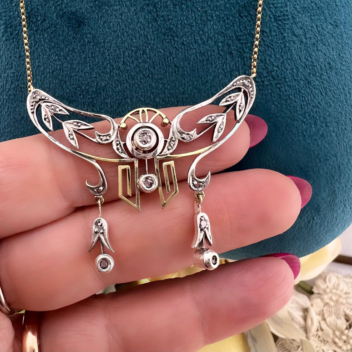 Collana Art Nouveau a négligé in oro 18k diamanti e argento con catena manin a 22k