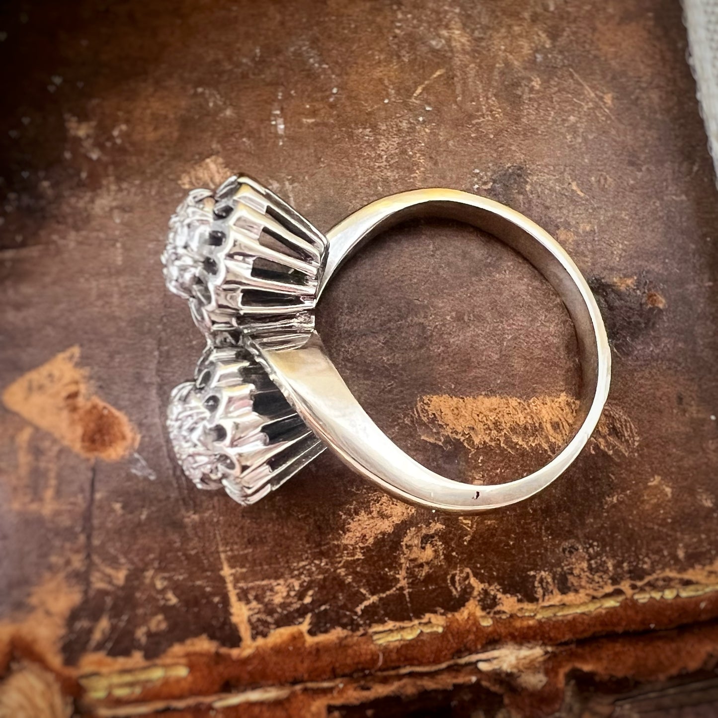 Anello contrariè con margherite di diamanti, oro bianco 18k